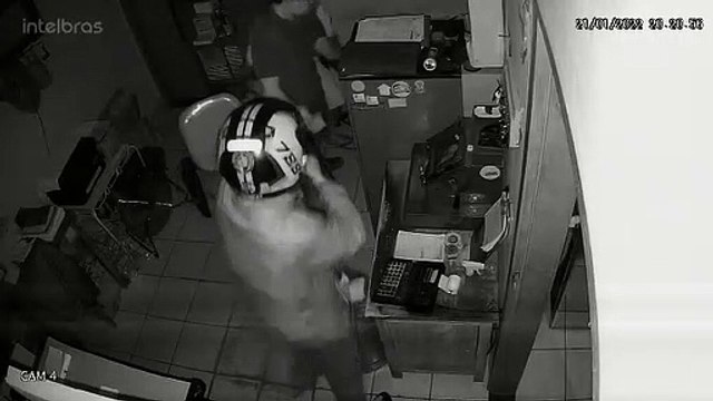 Bandidos armados levam mais de R$ 13 mil de posto de combustíveis em Minas