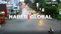 Endonezya'da freni boşalan kamyon kırmızı ışıkta bekleyen araçları biçti: 4 ölü, 22 yaralı