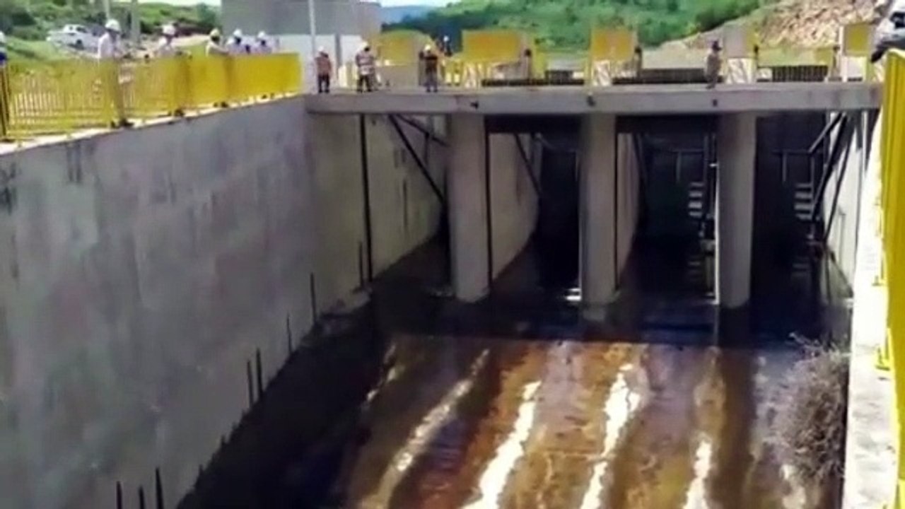 Comportas da Barragem de Boa Vista, em São José de Piranhas, se abrem pela primeira vez