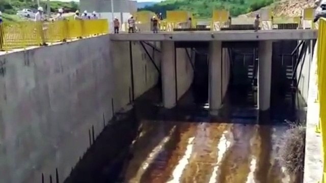 Comportas da Barragem de Boa Vista, em São José de Piranhas, se abrem pela primeira vez