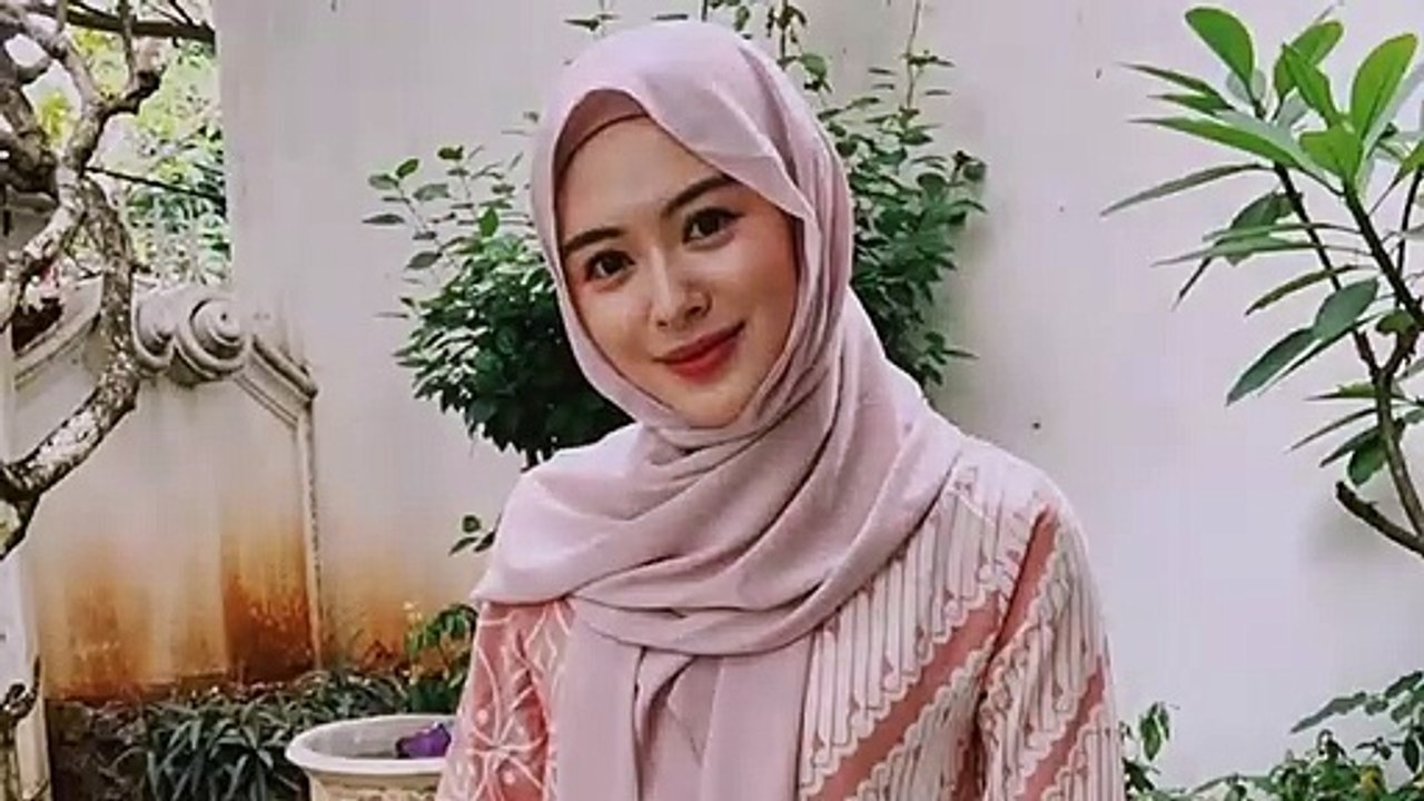 DULU PAKAI ALKITAB 10 ARTIS Wanita Mualaf Mantap Berhijab