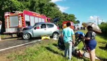 Gravíssima colisão entre três carros é registrada na PR-180; Cinco pessoas ficaram feridas