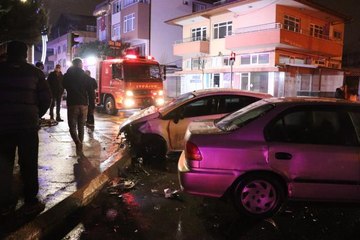 İki otomobil kavşakta çarpıştı: 4 yaralı