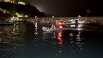 Polis denizde boğulma tehlikesi geçiren kişiye kalp masajı yaptı