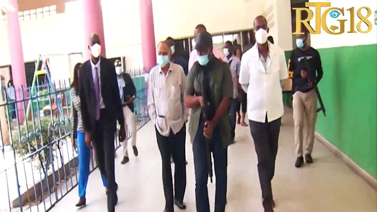 Minis Sante Piblik Alex Larsen vizite lopital inivèsitè lapè pou kapab pran doleyans ansanm pwoblèm