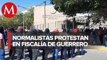 Protesta en exigencia de liberación de compañeros en instalaciones de la Fiscalía de Guerrero