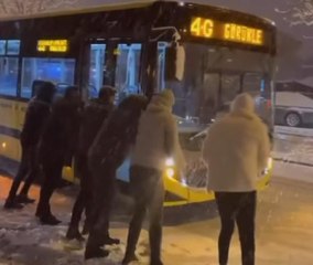 Bursa'da yoğun kar yağışı nedeniyle araçlar yolda kaldı