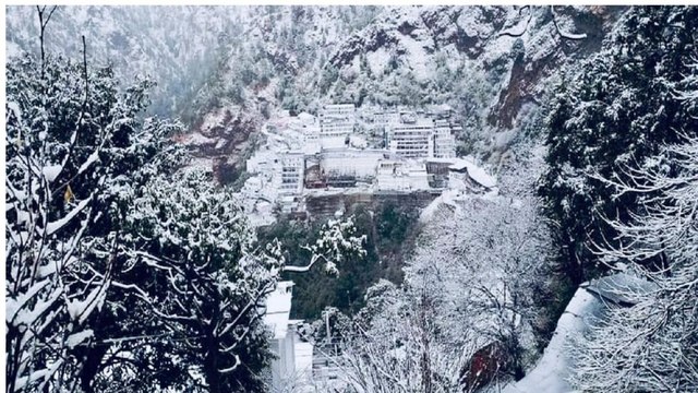 Video: Snowfall in Vaishno Devi temple in Jammu and Kashmir