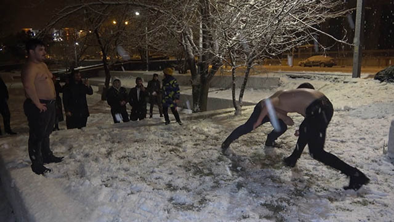 Kar üstünde yarı çıplak güreştiler