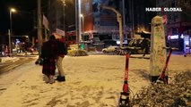 İstanbul'da aralıklarla yağan kar hayatı olumsuz etkiledi, ara yollar karla kaplandı