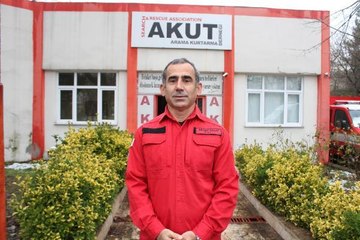 AKUT GENEL BAŞKANI KARLI VE BUZLU YOLDA PENGUEN YÜRÜYÜŞÜ TEKNİĞİNİ UYGULAYIN