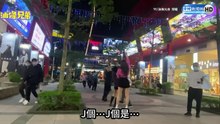 在鬧區突然抬頭指天空 所有路人都往上看無一倖免