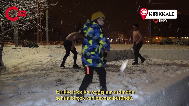 Soğuk havaya aldırış etmediler, kar üstünde yarı çıplak güreştiler