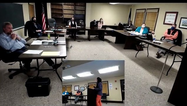 Une mère de famille inculpée après avoir affirmé qu'elle viendrait avec une arme chargée à l'école si on obligeait ses enfants à porter un masque