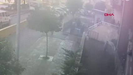 ANNESİNİ GASP ETTİĞİ ÖNE SÜRÜLEN KADINDAN KARAKOLA TAŞLI SALDIRI