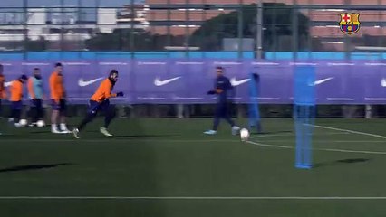 Los delanteros del Barça, disparando a puerta / FCB