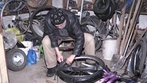 80 yaşındaki usta, 55 yıldır aynı yerde bisiklet tamir ediyor