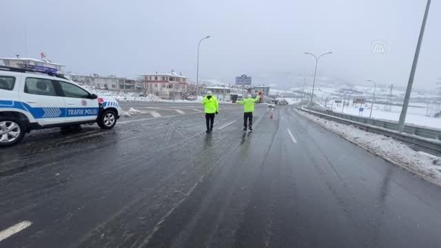 Kahramanmaraş-Kayseri kara yolunda kar yağışı nedeniyle ulaşım kontrollü sağlanıyor
