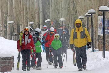 İranlılar karın tadını kayak merkezlerinde çıkarıyor