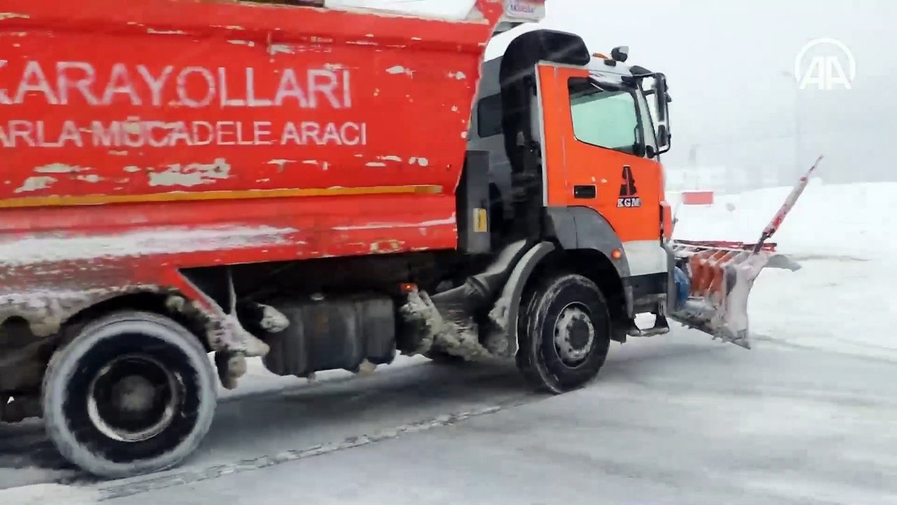 Bolu Dağı'nda kar nedeniyle İstanbul yönünde tırların geçişine izin verilmiyor