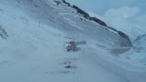 Bayburt-Trabzon kara yolu Salmankaş Geçidi'nde çığ düştü