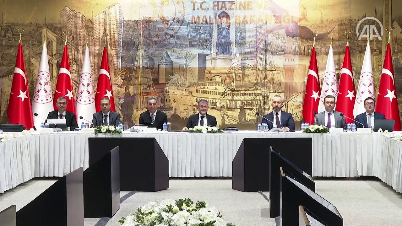 Bakan Nebati, ekonomist ve akademisyenlerle bir araya geldi