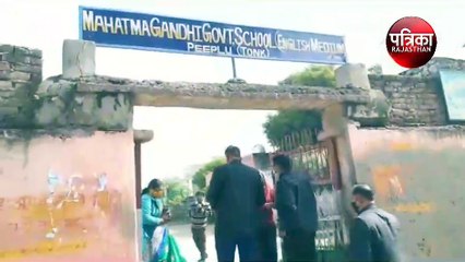 विद्यार्थियों से अंग्रेजी में किया संवाद