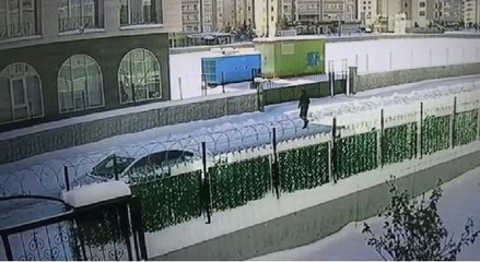 Son dakika haberi... YOLDA YÜRÜRKEN KAMYONETİN AÇILAN KAPISI ÇARPTI; O ANLAR KAMERADA