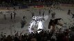 Miles de osos de peluche vuelan por los aires durante un partido de hockey en EEUU