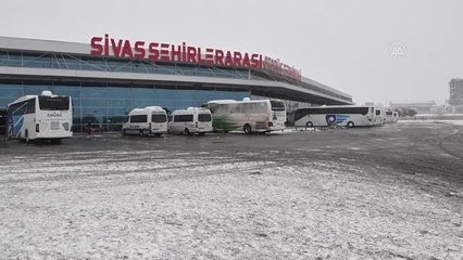 Yolcu otobüsü seferlerine kar ve tipi engeli