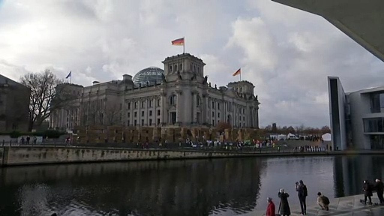 “agrarwende jetzt” aus stroh vor dem bundestag