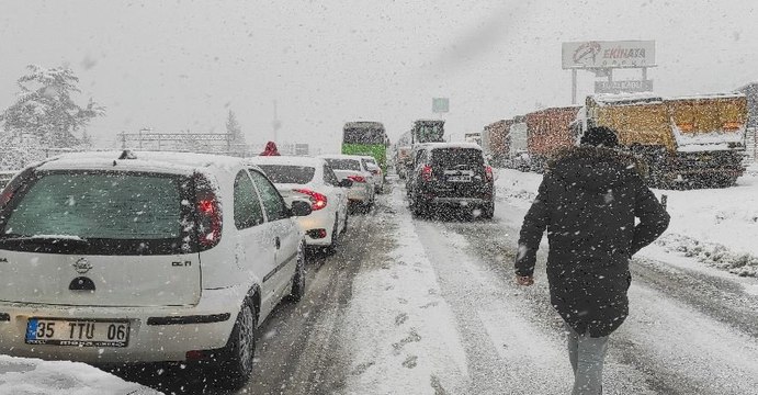 TEM ve D-100’ün İstanbul istikameti ulaşıma kapandı