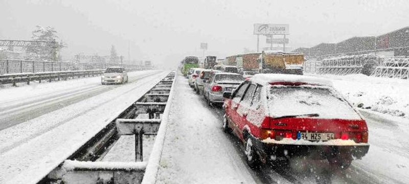 TEM Otoyolu ile D-100 karayolu İstanbul istikameti ulaşıma kapandı