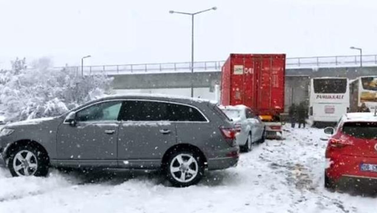 Son Dakika: Düzce'de 30 araç birbirine girdi! Zincirleme kazada çok sayıda kişi yaralandı