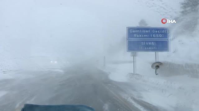 Tokat-Sivas kara yolunda ulaşıma kar engeli