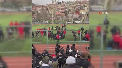 Download Video: Amatör maçta ortalık savaş alanına döndü: 4 futbolcu yaralı