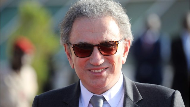 VOICI : Vivement dimanche : Michel Drucker révèle un détail bien caché sur le canapé rouge