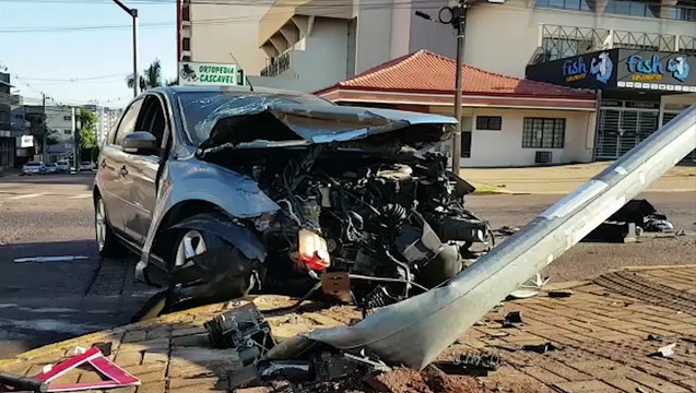 Após colisão de trânsito durante a madrugada, carros continuam em via pública
