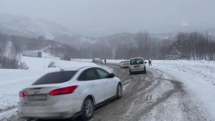Geminbeli Geçidi'nde tipi nedeniyle ulaşımda aksamalar yaşanıyor