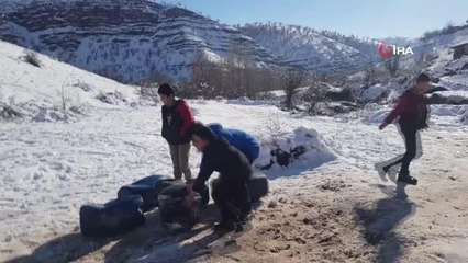 Çocukların su bidonuyla kayak keyfi