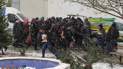 Seçimi bırakıp kar altında dürüm için yarıştılar