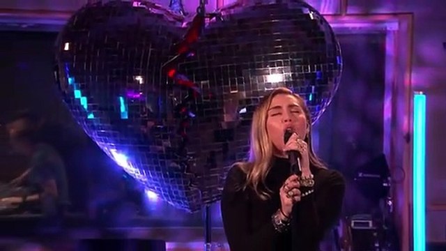 كلمات أغنية Nothing Breaks Like A Heart مترجمة للعربية