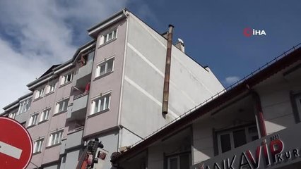 Fırtınada uçan baca park halindeki aracın üzerine düştü