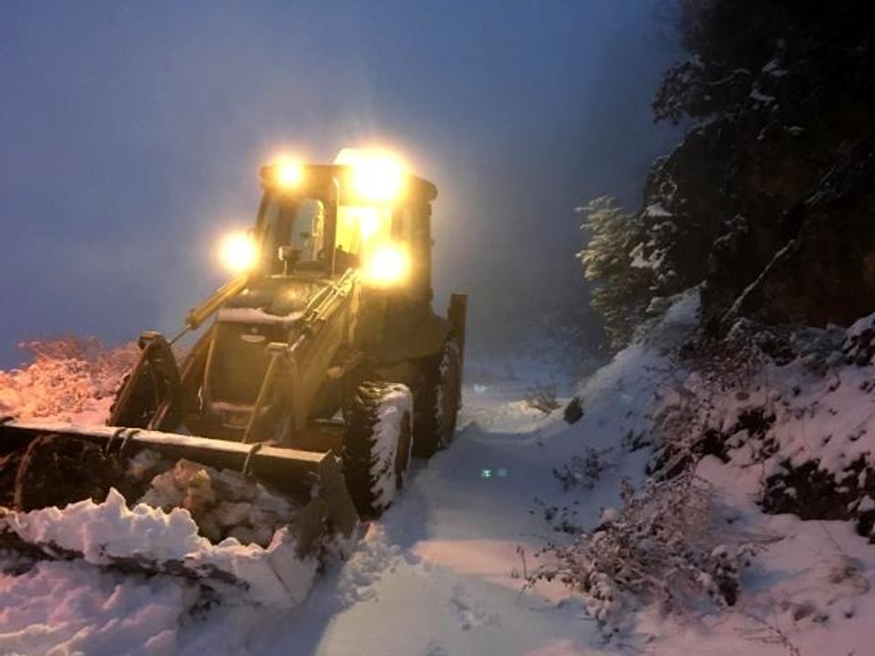 Alaşehir Belediyesi karla kapanan yolları ulaşıma açtı