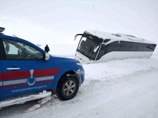 Turist taşıyan otobüs devrilmek üzereyken durdu
