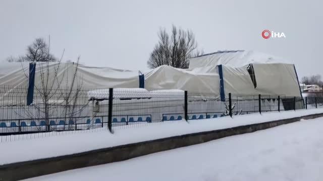 Karın ağırlığına dayanamayan spor salonunun çatısı çöktü