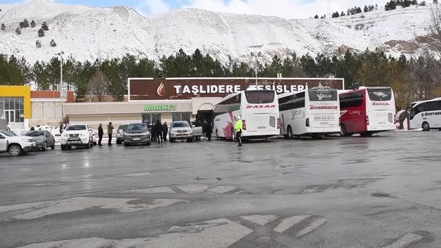 Tesislerde bekleyen aileler makam araçlarıyla misafirhanelere götürüldü