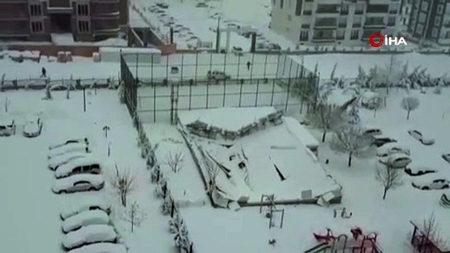Adıyaman'da üzerindeki kara dayanamayan çatı böyle çöktü