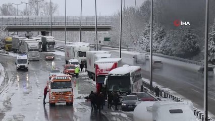 TEM Sakarya geçişinde çok sayıda araç birbirine girdi