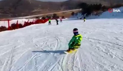 Çin'de 3 yaşındaki kız çocuğundan snowboard gösterisi